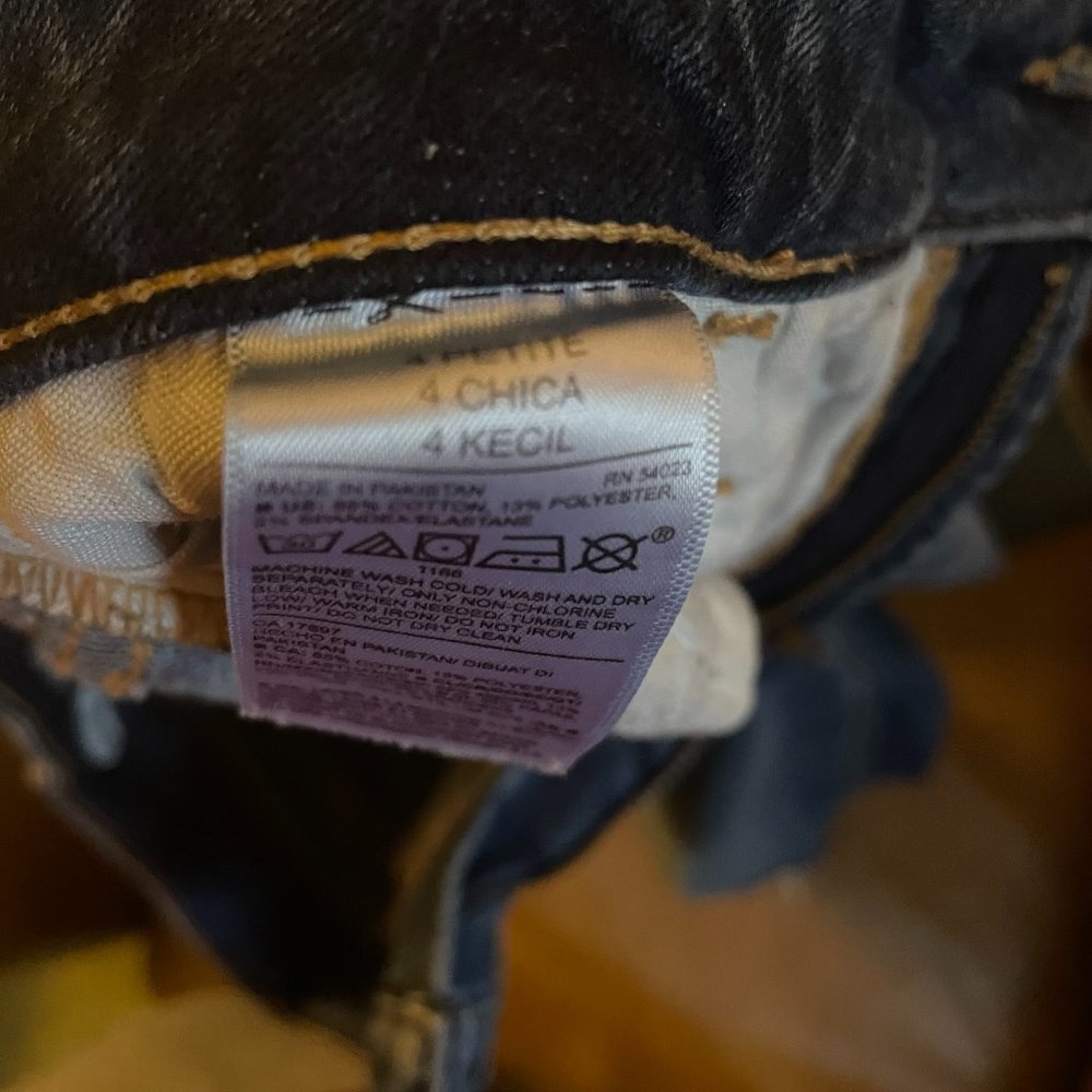 Old Navy size 4 petite super skinny high rise ankle jean.